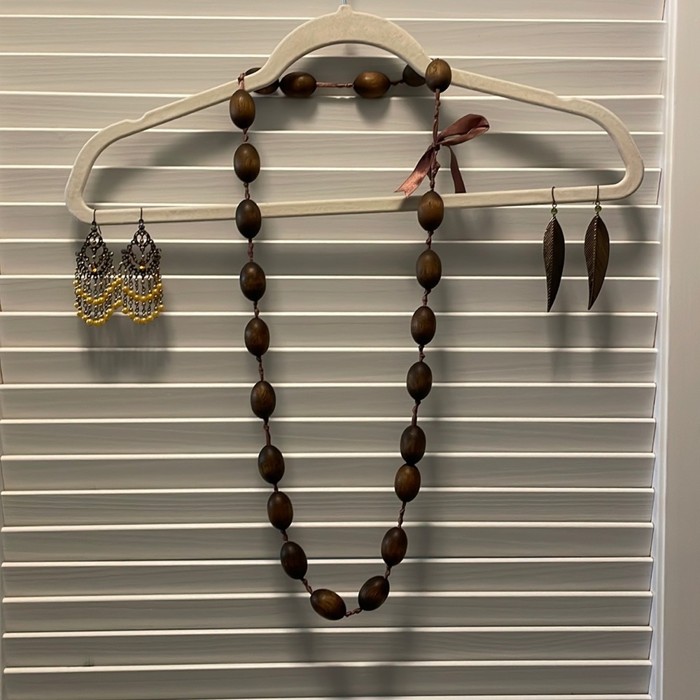 Vintage Réal Wood Bead Necklace- earrings are in another listing !